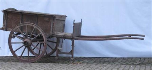 Geveerde tweewielkar met sponnenzijbord, Karrenmuseum Essen